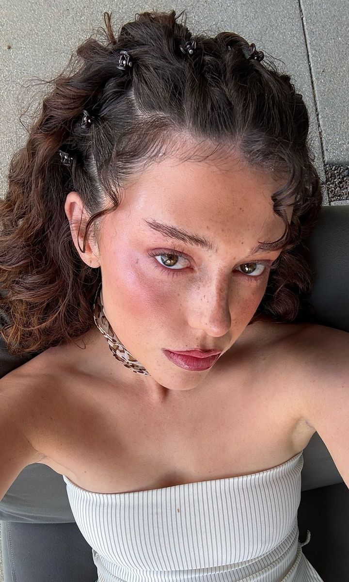 Collarbone Curls With Natural Volume Collarbone Curls With Natural Volume — Hairstyles for Frizzy Hair