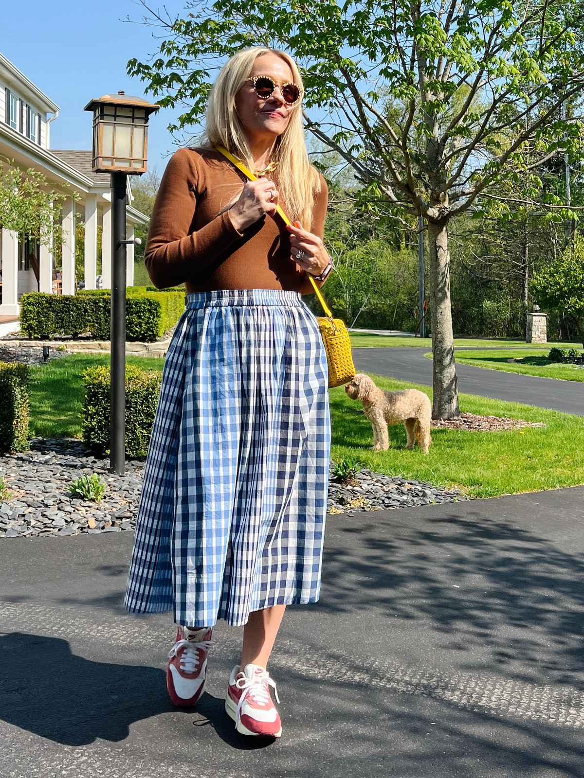 Plaid Midi Skirt with Sneakers and Woven Bag Plaid Midi Skirt with Sneakers and Woven Bag — Sneakers with Skirt Outfits
