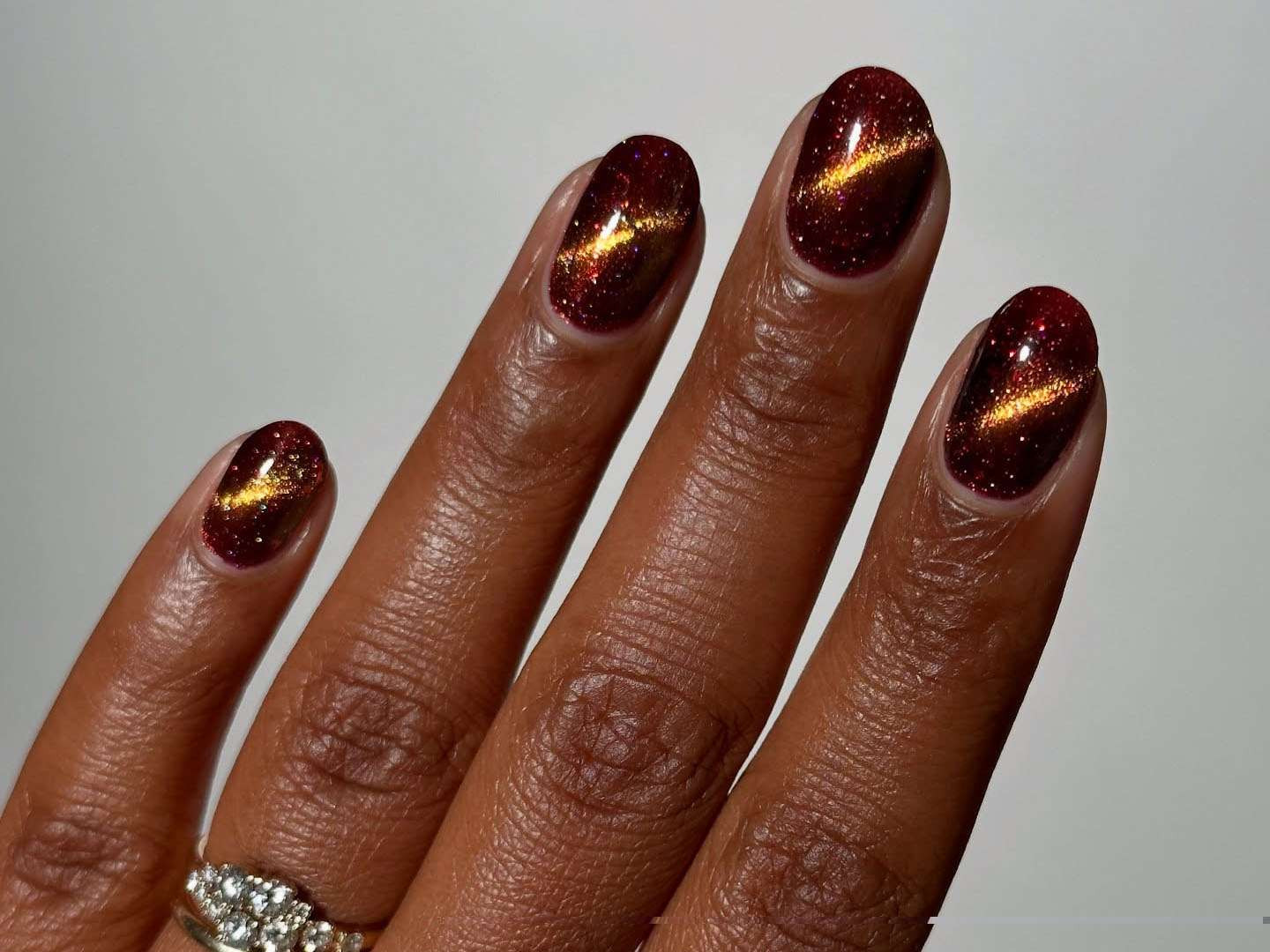 Deep Red Gold Cat-Eye Short Oval Nails Deep Red Gold Cat-Eye Short Oval Nails — Hard Gel Nails