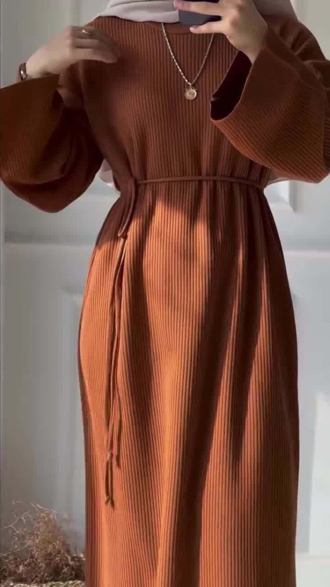 Burnt Orange Ribbed Knit Maxi Dress for Textured Casual Style Burnt Orange Ribbed Knit Maxi Dress for Textured Casual Style — Casual Hijab Outfits