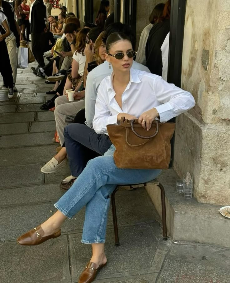 Effortless Chic: Backless Loafers with Straight Jeans and an Oversized Shirt — Loafers with Jeans Outfits