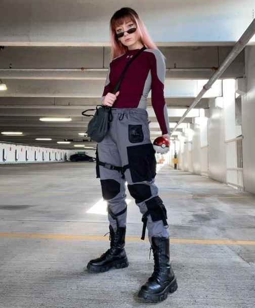 Color-Blocked Top with Multi-Panel Cargo Pants and Chunky Boots Color-Blocked Top with Multi-Panel Cargo Pants and Chunky Boots — Techwear Outfits