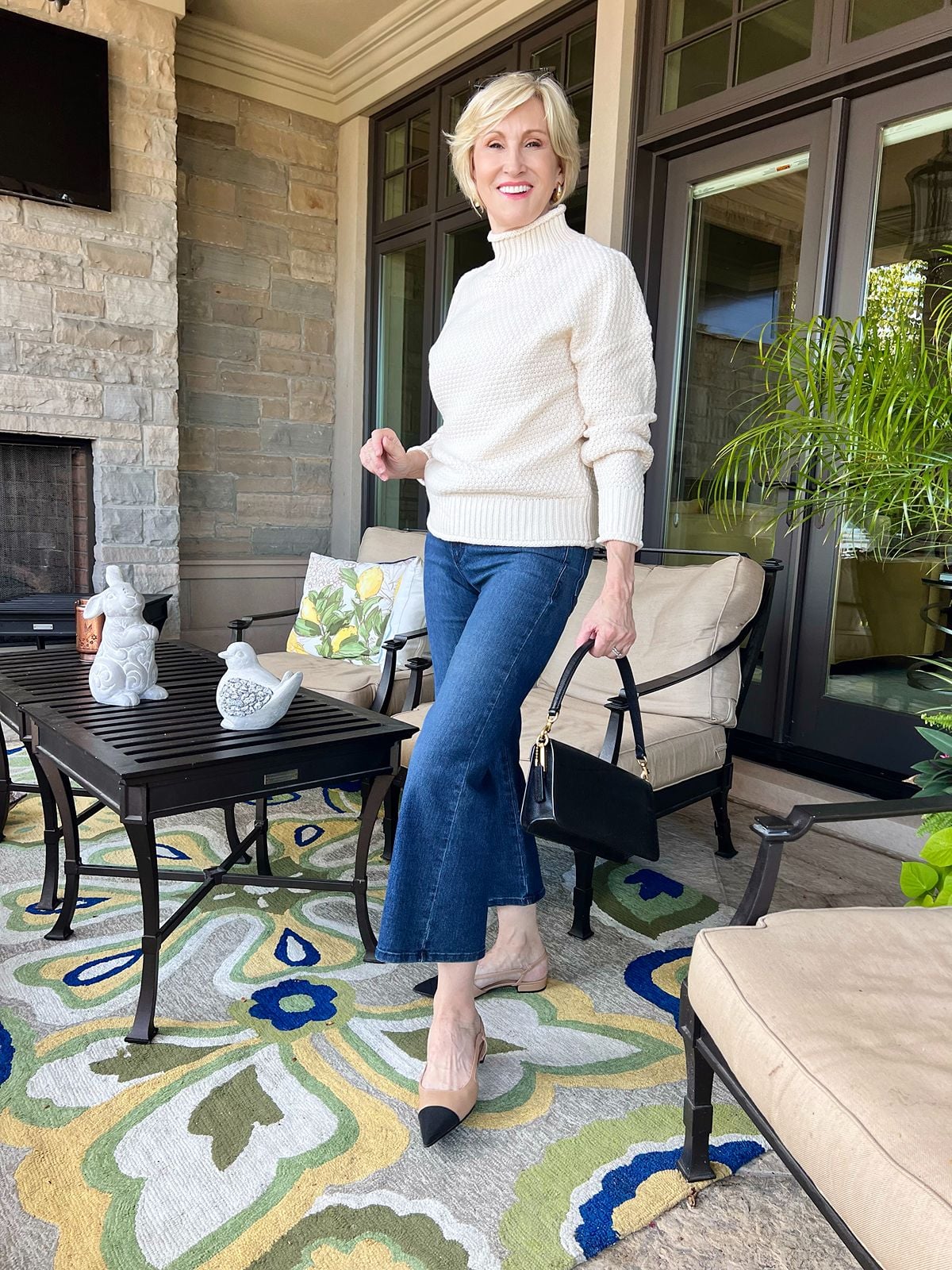 Dark Flare Jeans with a Textured Sweater and Two-Tone Flats Dark Flare Jeans with a Textured Sweater and Two-Tone Flats — Jeans Outfits