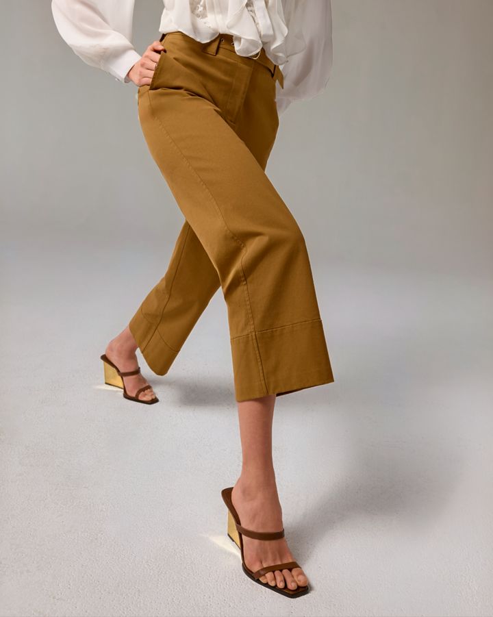 Chic Trousers: Wide-Leg Cropped Pants and Heeled Mules Chic Trousers: Wide-Leg Cropped Pants and Heeled Mules — Boston Outfits