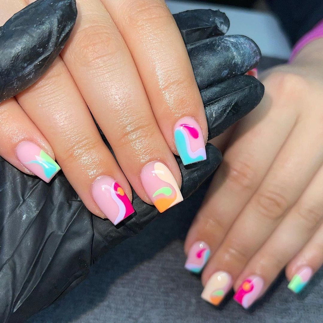 Short Square Abstract Wavy Line Nails — Festival Nails