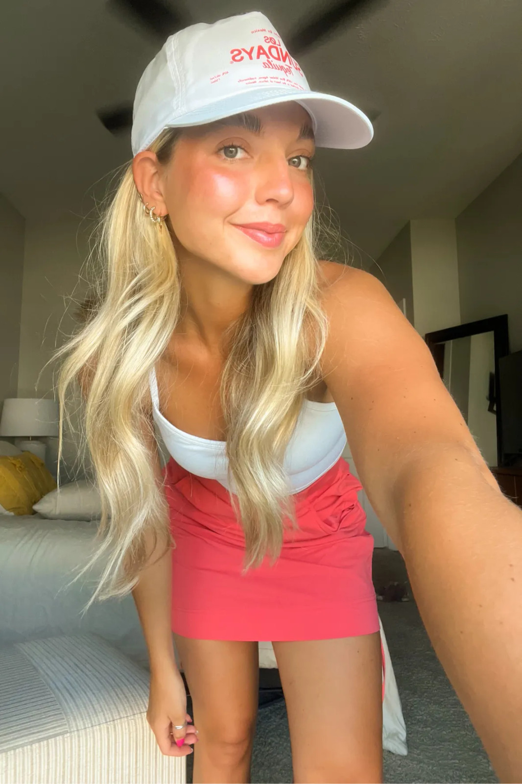 Casual Sporty Ensemble with a White Baseball Visor — Visor Outfits