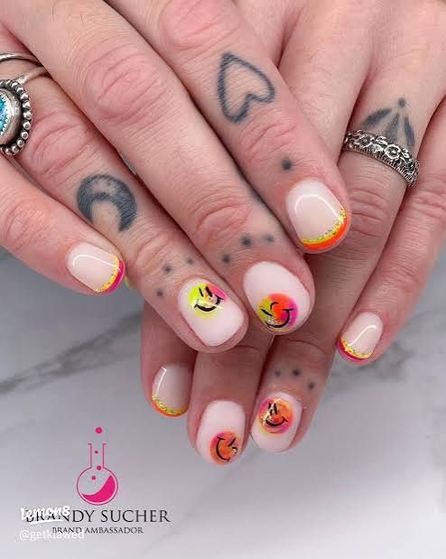 Summer Visual Idea — Smiley Face Nails