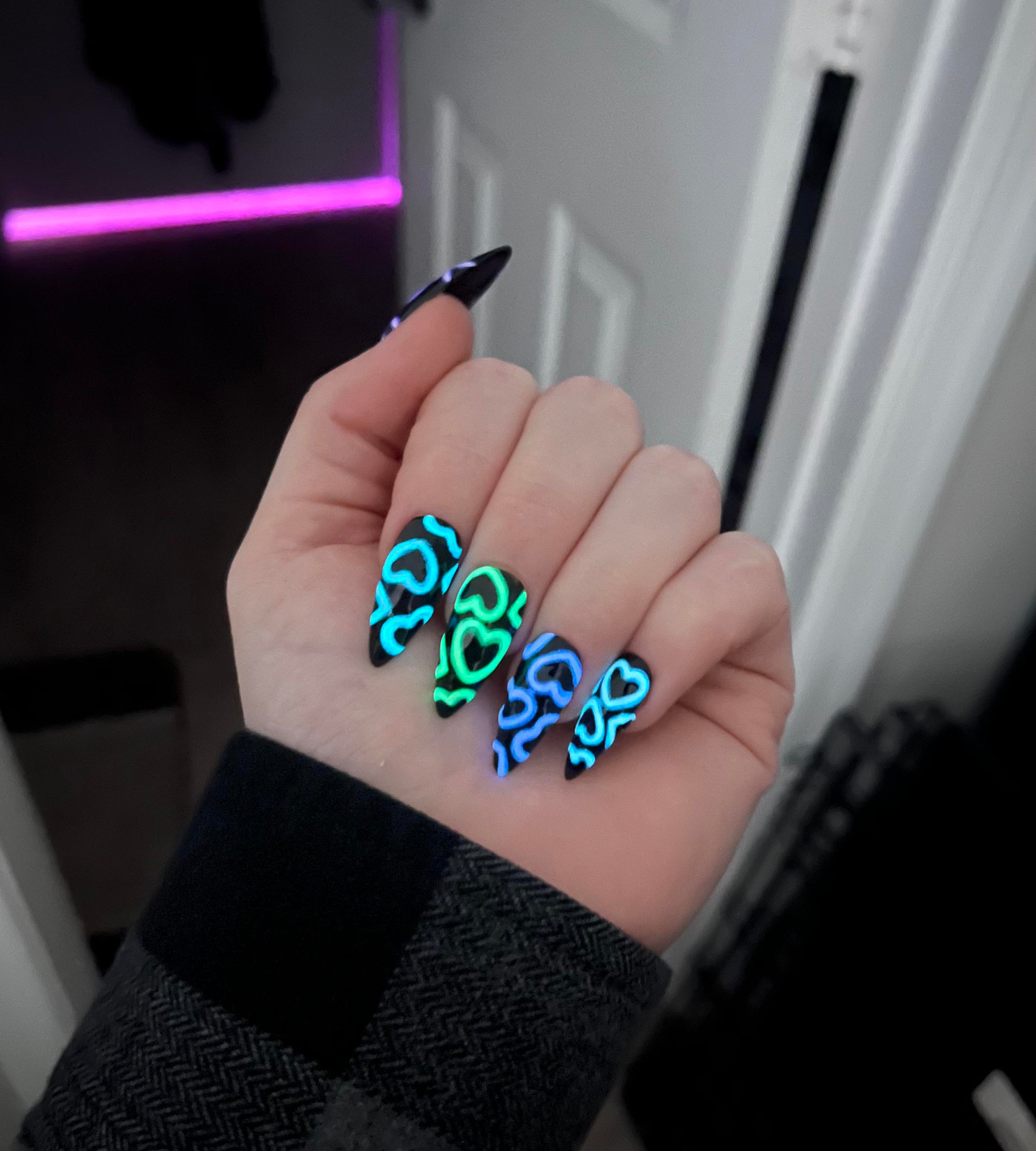 Matte Black Cyan Heart Outlines Matte Black Cyan Heart Outlines — Glow in the Dark Nails