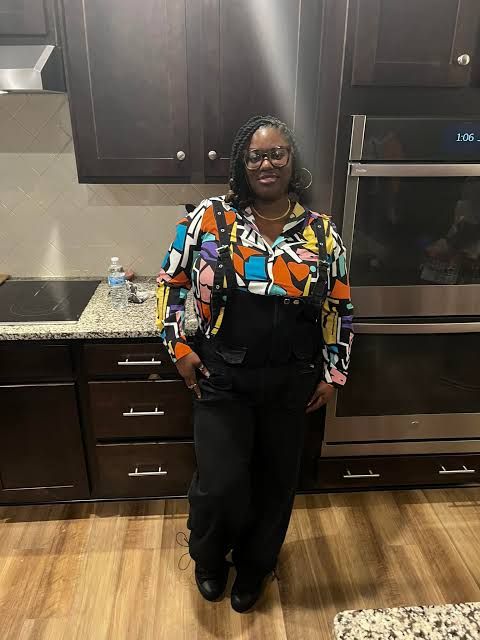 Vibrant Abstract Shirt with Black Platforms and Overalls Vibrant Abstract Shirt with Black Platforms and Overalls — Platform Sneakers Outfits