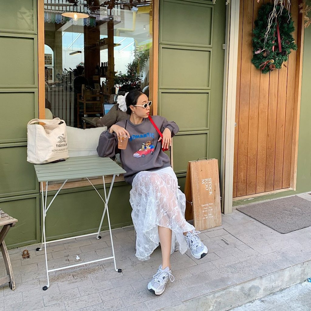 Lace Midi Skirt with Sweatshirt and Sneakers Lace Midi Skirt with Sweatshirt and Sneakers — Sneakers with Skirt Outfits