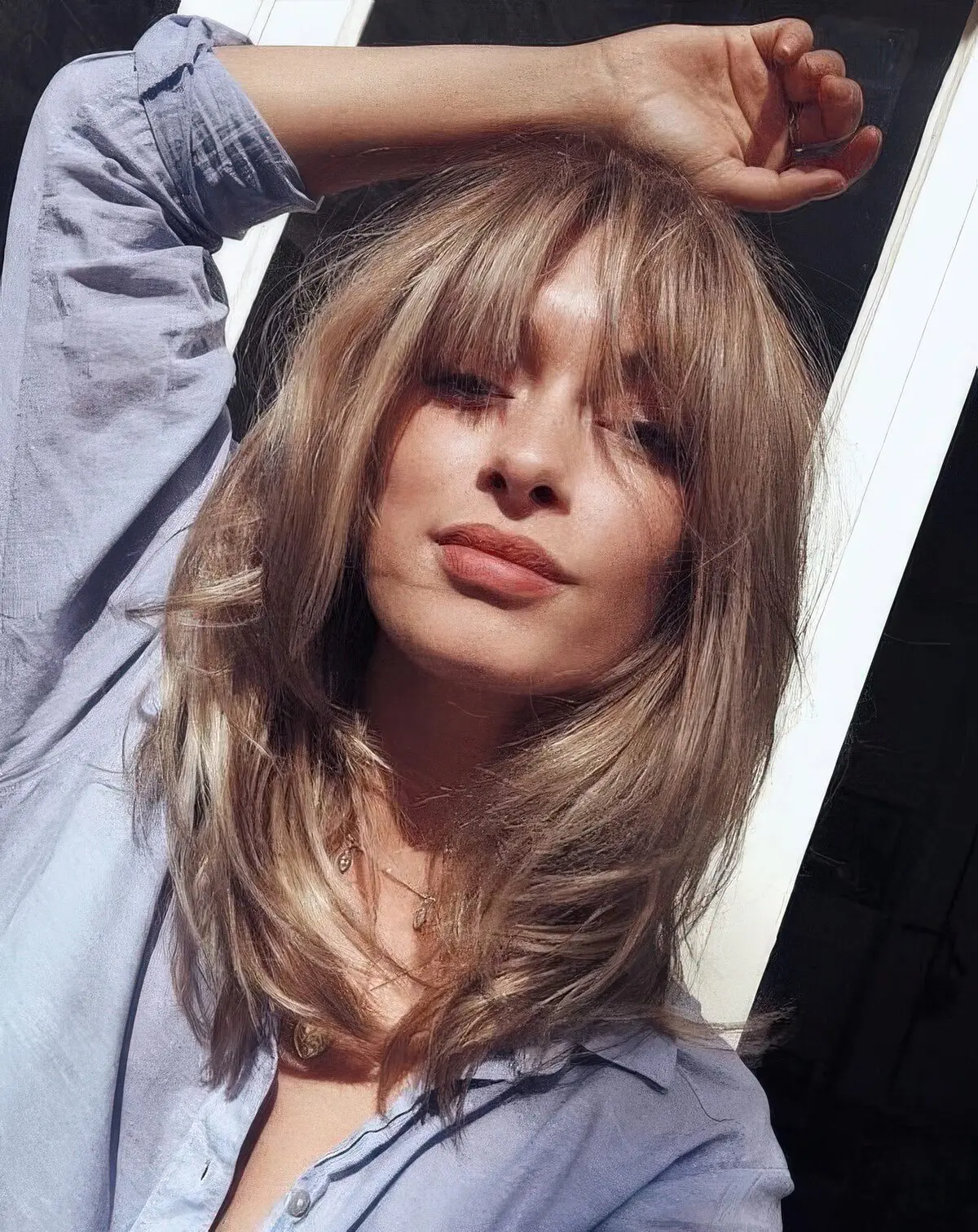 Casual Light Blue Shirt with Bottleneck Bangs