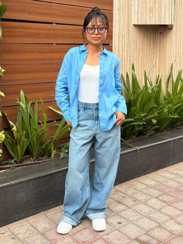 Oversized Blue Shirt with Wide-Leg Jeans and Sneakers Oversized Blue Shirt with Wide-Leg Jeans and Sneakers — Soft Girl Outfits