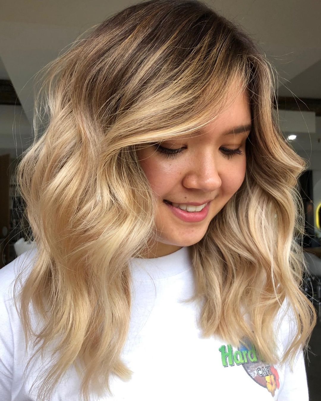 Layered Medium Cut With Side-Swept Bangs — Hairstyles for Double Chin