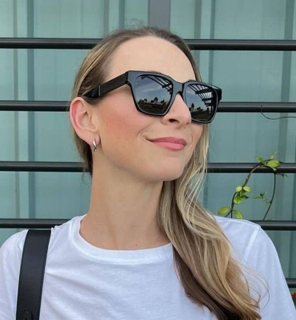 Black Square Sunglasses With White T-shirt Black Square Sunglasses With White T-shirt — Sunglasses for Square Face