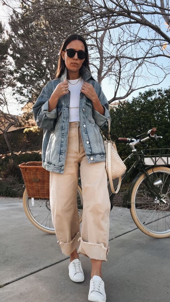 Oversized Denim Jacket with Distressed Pants and Straw Bag Oversized Denim Jacket with Distressed Pants and Straw Bag — Jean Jacket Outfits