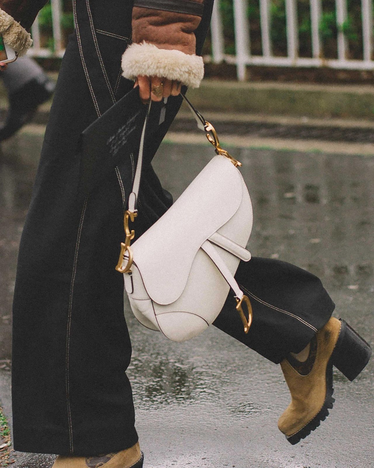 Modern Casual with a White Dior Saddle Bag and Boots Modern Casual with a White Dior Saddle Bag and Boots — Dior Bag Outfits