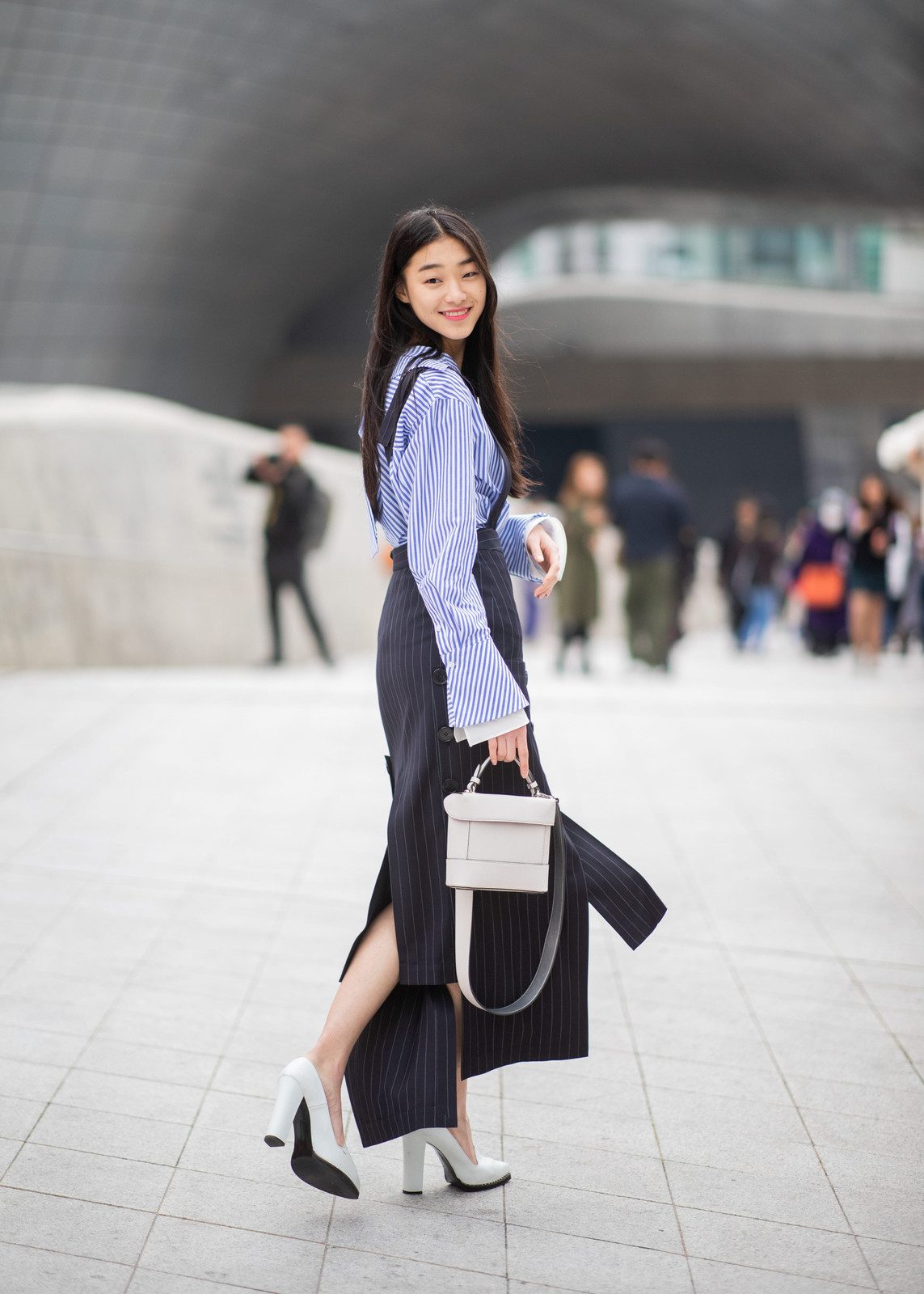 White Block Heel Pumps with Black Shorts and a Burgundy Tote — Pumps Outfits
