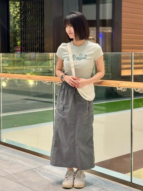 Casual Grey Cargo Maxi Skirt with Graphic T-shirt — Cargo Skirt Outfits