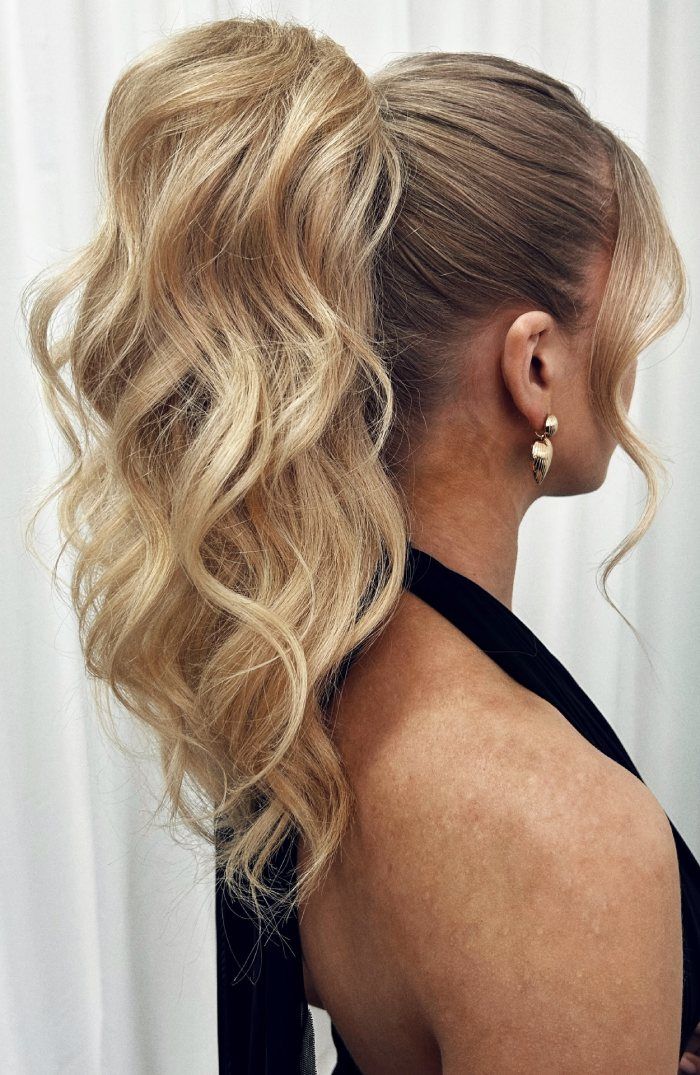 Blonde With Highlights High Voluminous Blonde Ponytail Blonde With Highlights High Voluminous Blonde Ponytail — Ponytail with Curtain Bangs