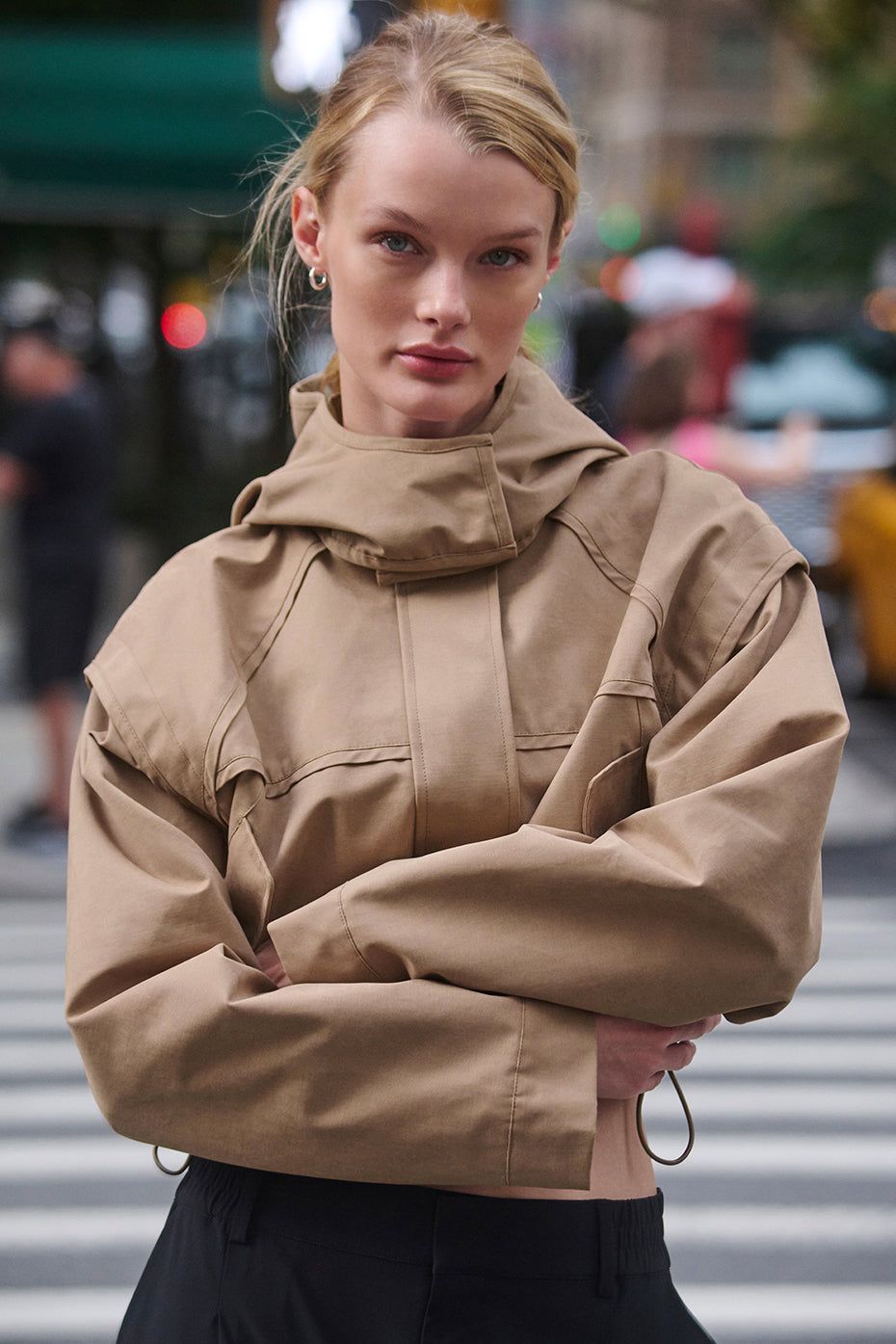 5 Windbreaker-and-Legging Outfit Ideas to Copy | Who What Wear
