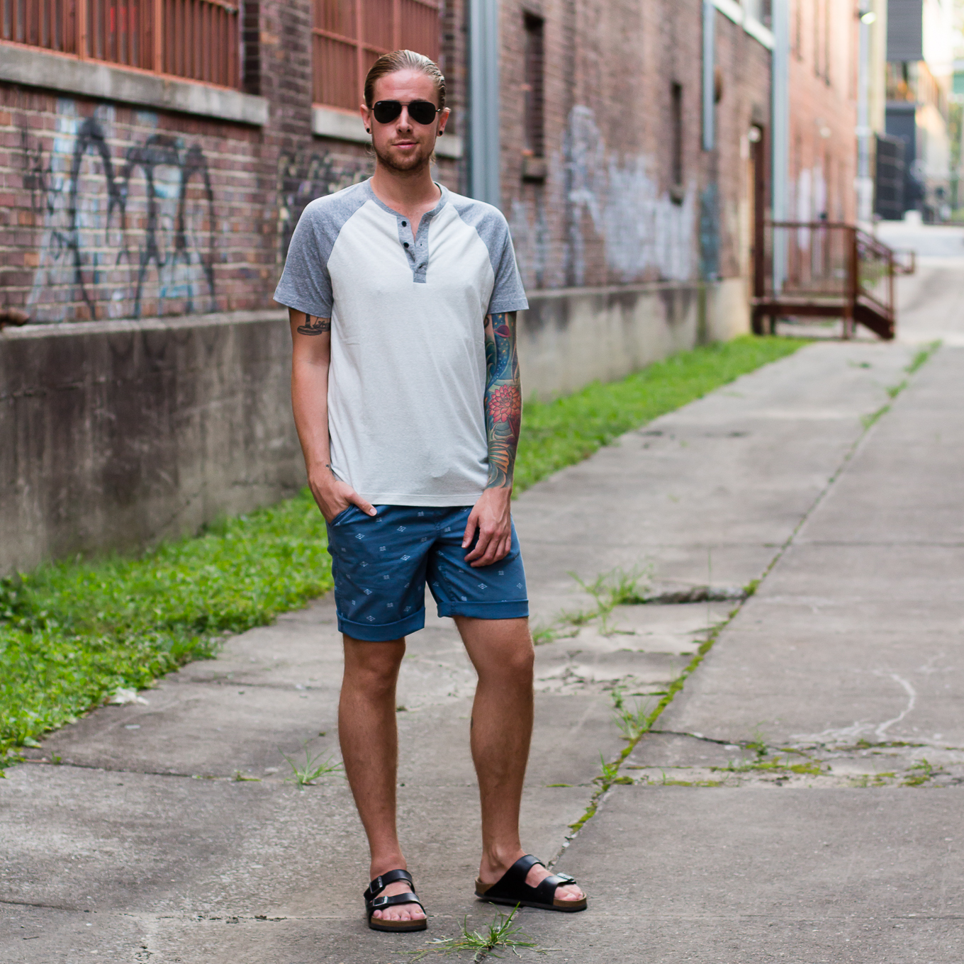 Raglan T-Shirt and Patterned Shorts for Casual Beach Days Raglan T-Shirt and Patterned Shorts for Casual Beach Days — Mens Vacation Outfits