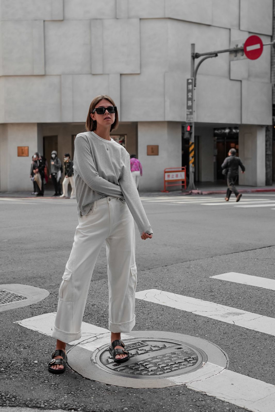 Striped Top and White Cargo Pants for Casual Chic Striped Top and White Cargo Pants for Casual Chic — Road Trip Outfits
