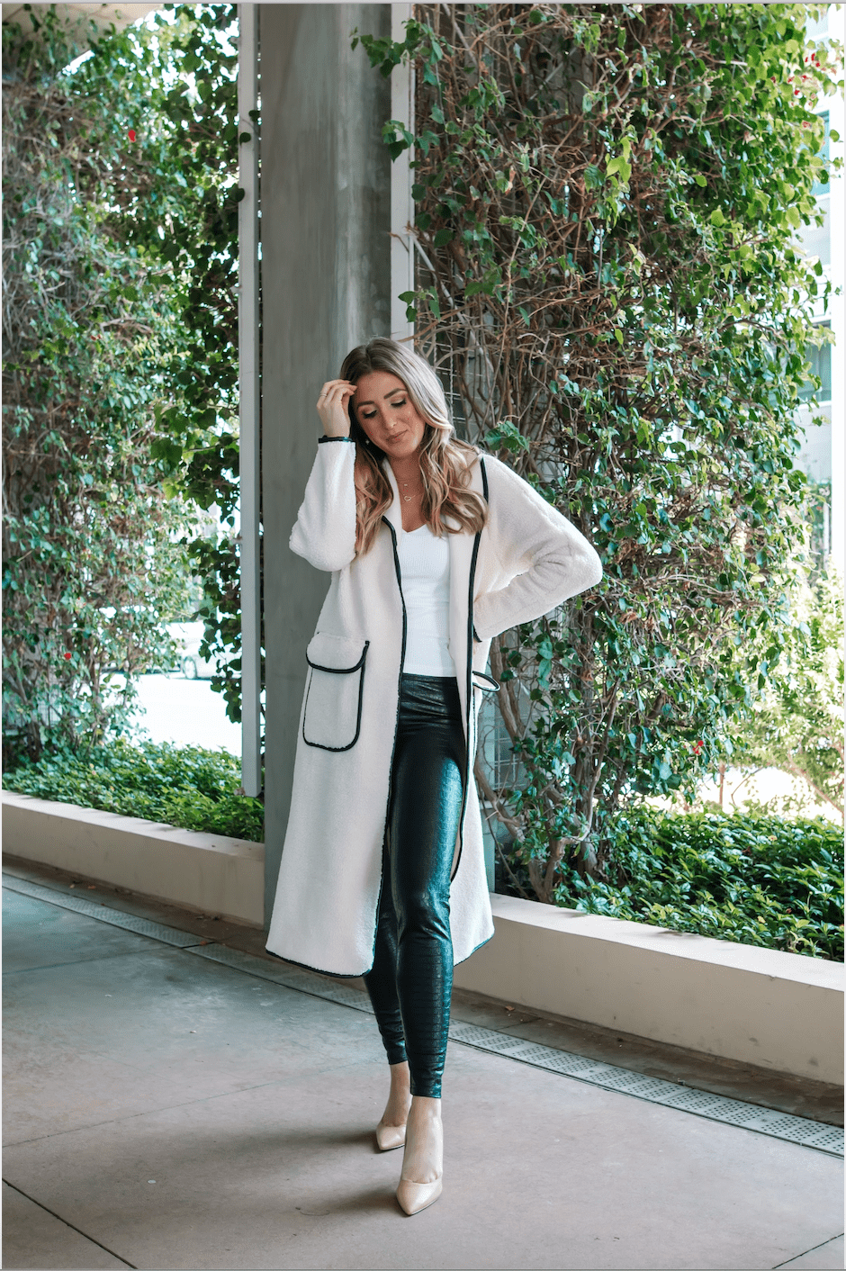 Chic Black Faux Leather Leggings with a Contrasting Cardigan — Legging Outfits