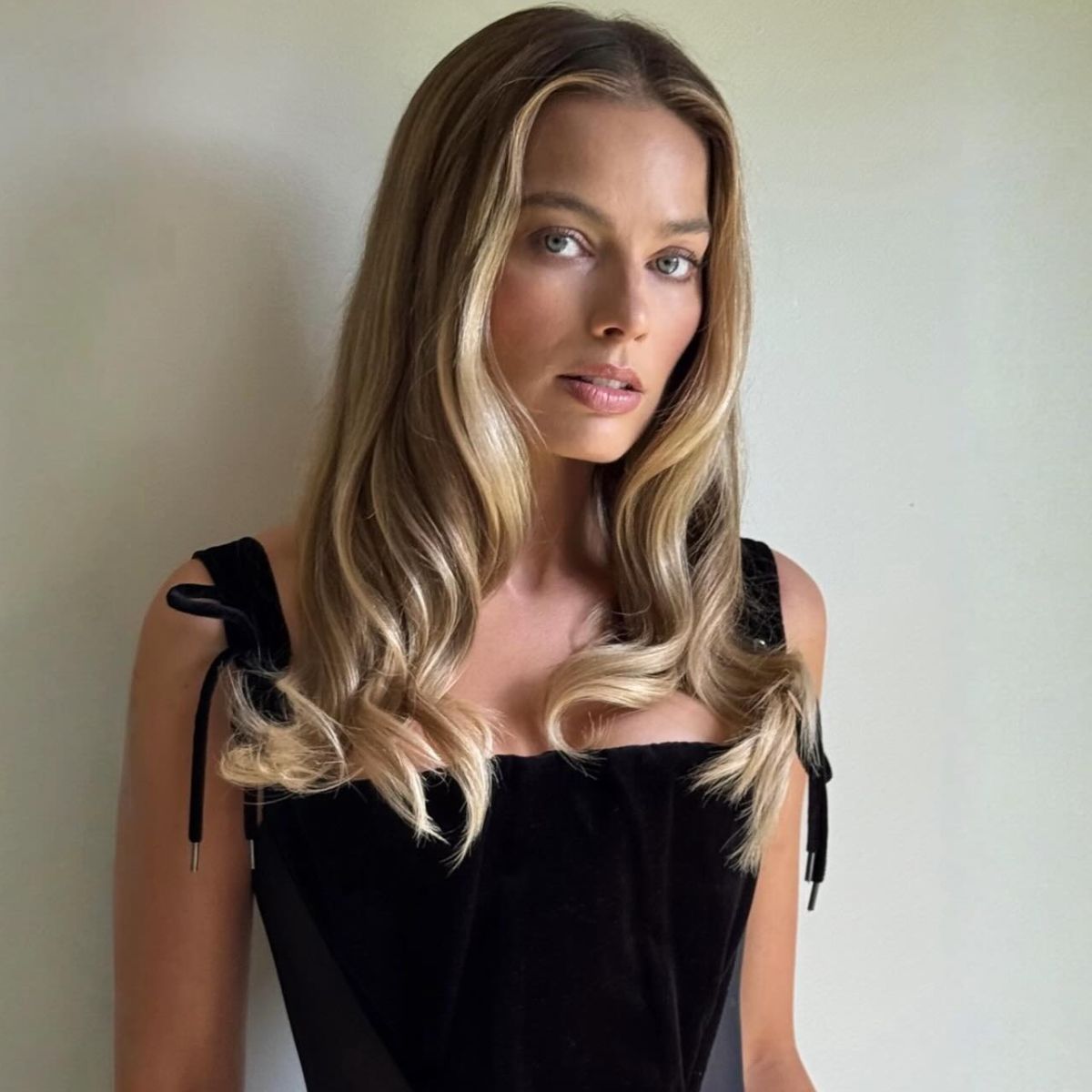 Honey Blonde Mid-Back Waves Honey Blonde Mid-Back Waves — Hair Trends