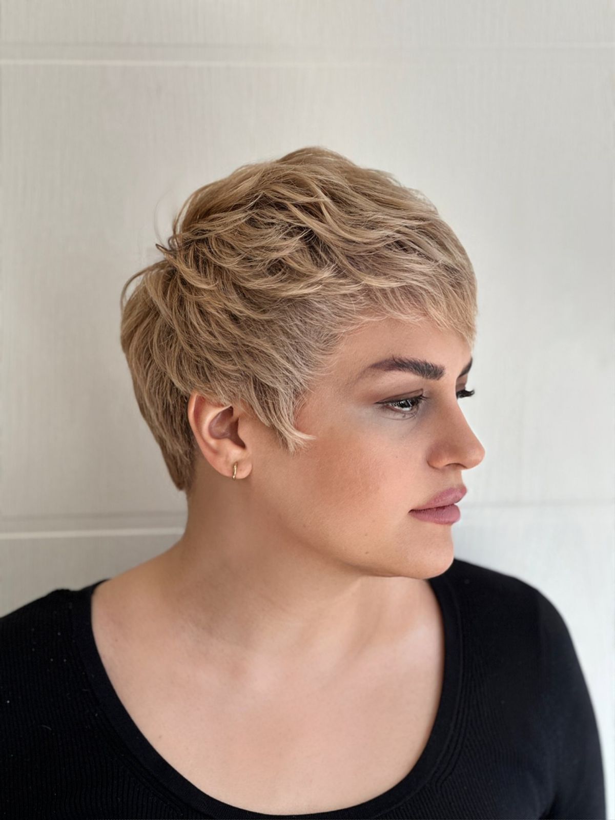 Ash Blonde Pixie With Textured Layers Ash Blonde Pixie With Textured Layers — Pixie Cut for Round Face