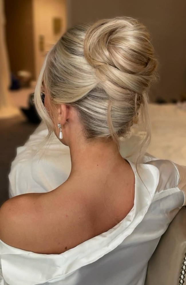 Voluminous Blonde Textured Twist Voluminous Blonde Textured Twist — French Twist