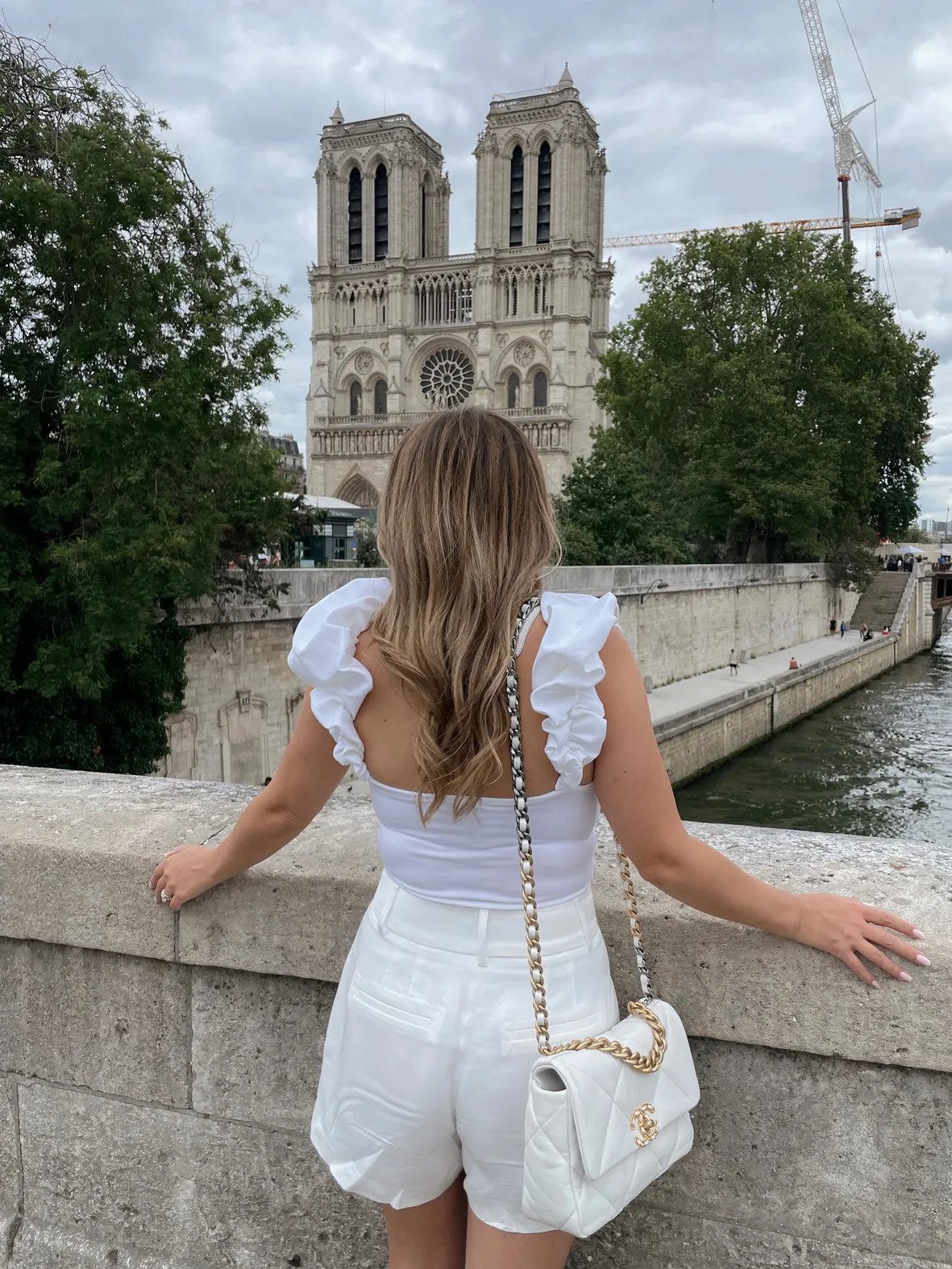 White Linen Blend Ensemble with a Quilted Chanel Handbag White Linen Blend Ensemble with a Quilted Chanel Handbag — Chanel Bag Outfits