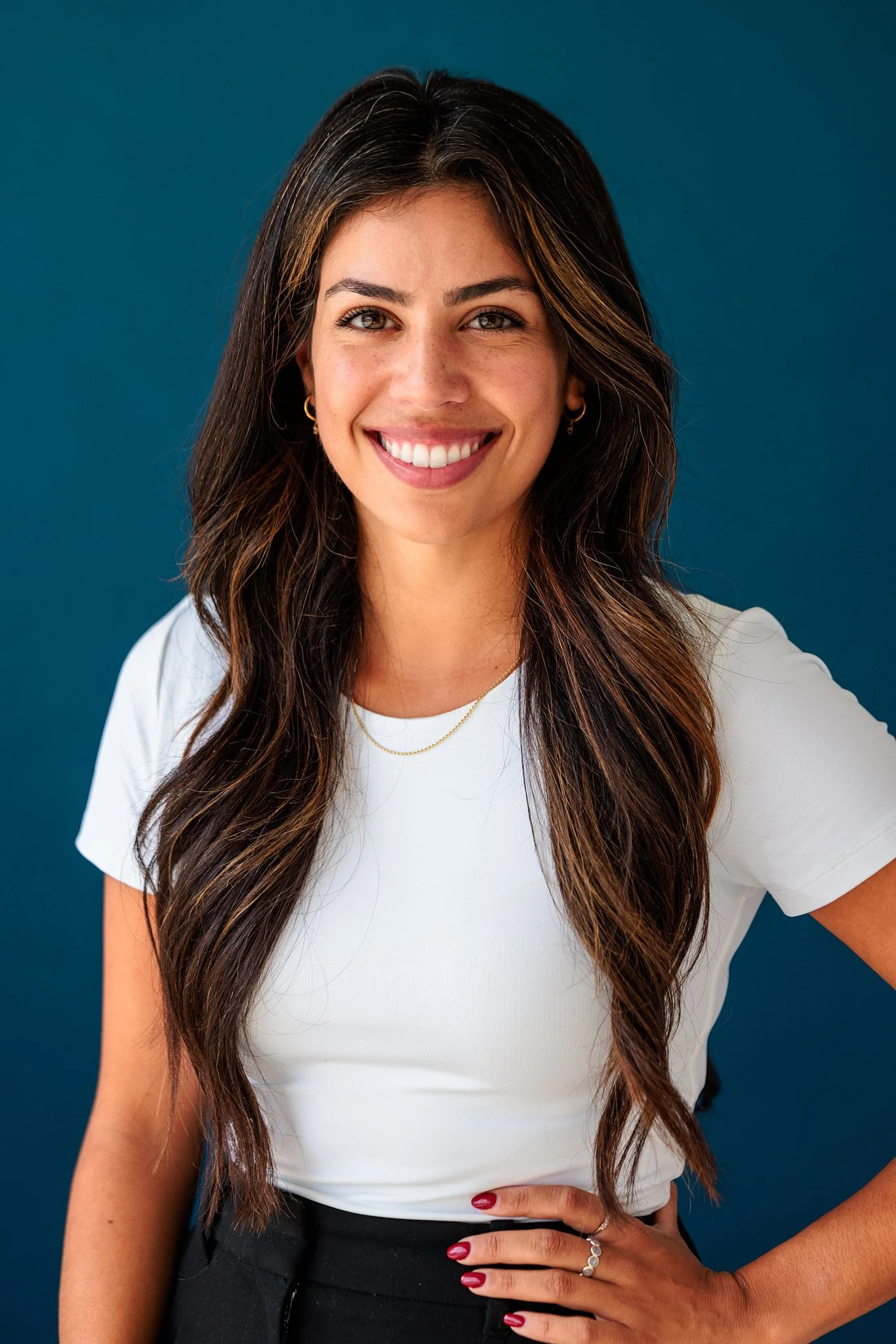 Minimalist Chic: Fitted White T-Shirt with Delicate Gold Jewelry — Headshot Outfits