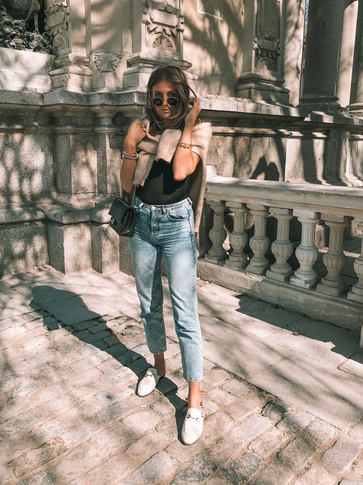 Beige Cardigan over Black Top and Light Wash Jeans Beige Cardigan over Black Top and Light Wash Jeans — Madrid Outfits
