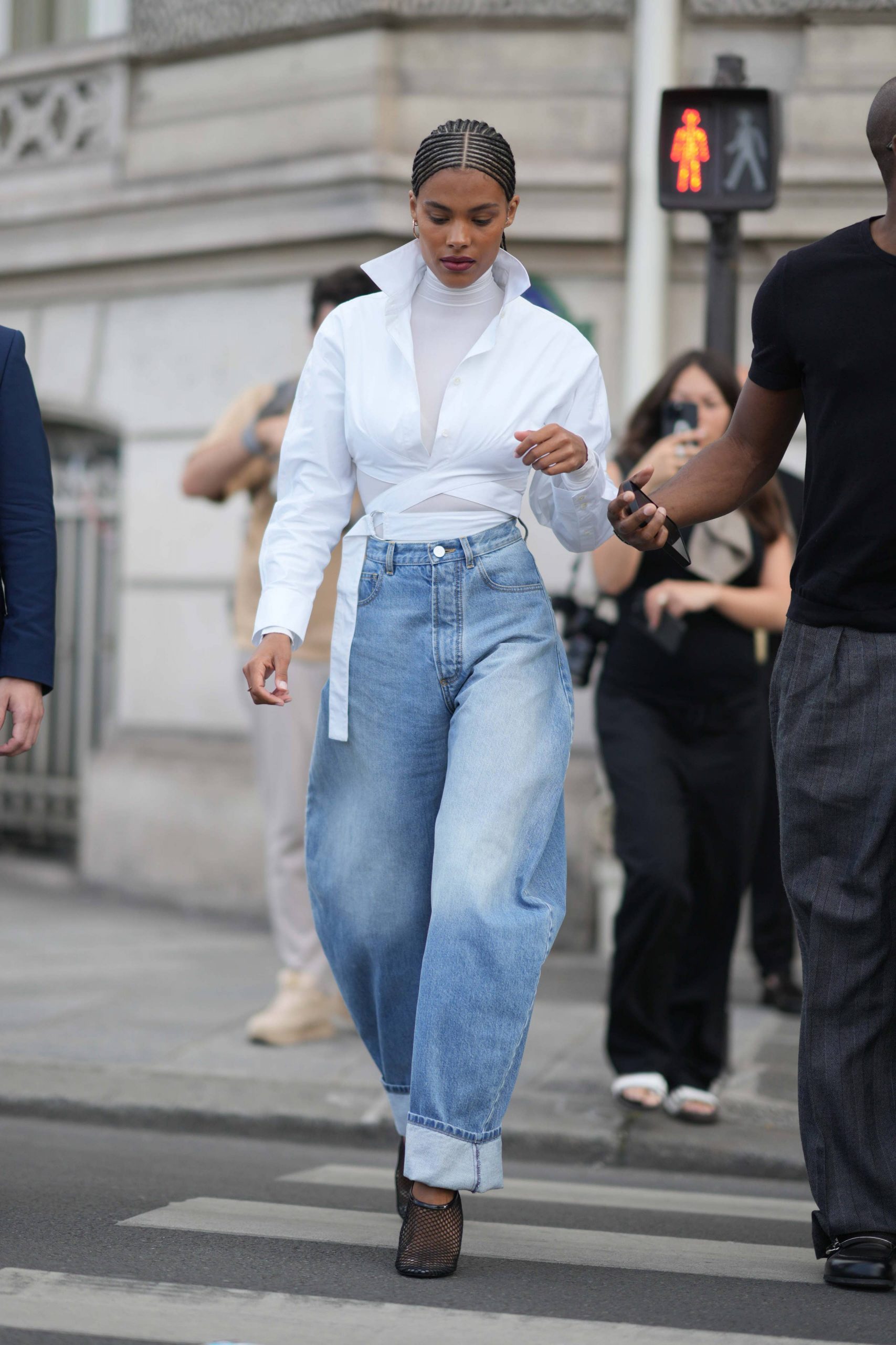 How To Style Barrel Jeans: 7 Ways To Wear Them, Stylist Says - Parade