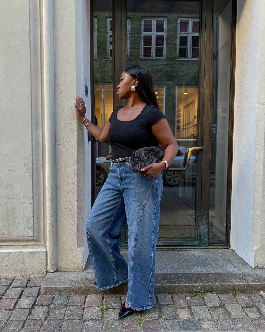 Casual Chic: Baggy Jeans with Fitted Tee and Pointed Heels — Baggy Jeans Outfits