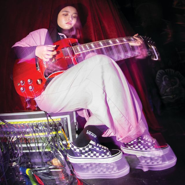 Layered Tops and Loose Trousers with Checkerboard Vans Layered Tops and Loose Trousers with Checkerboard Vans — Vans Outfits