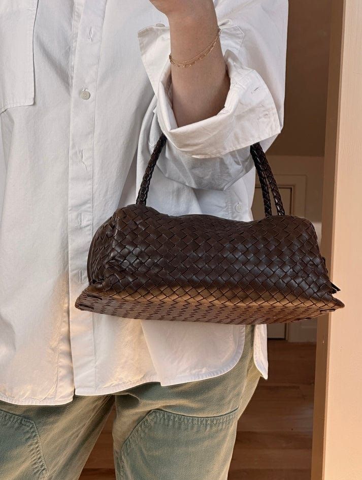 Casual Brown Bottega Veneta Bag with White Shirt and Olive Trousers Casual Brown Bottega Veneta Bag with White Shirt and Olive Trousers — Bottega Veneta Bag Outfits