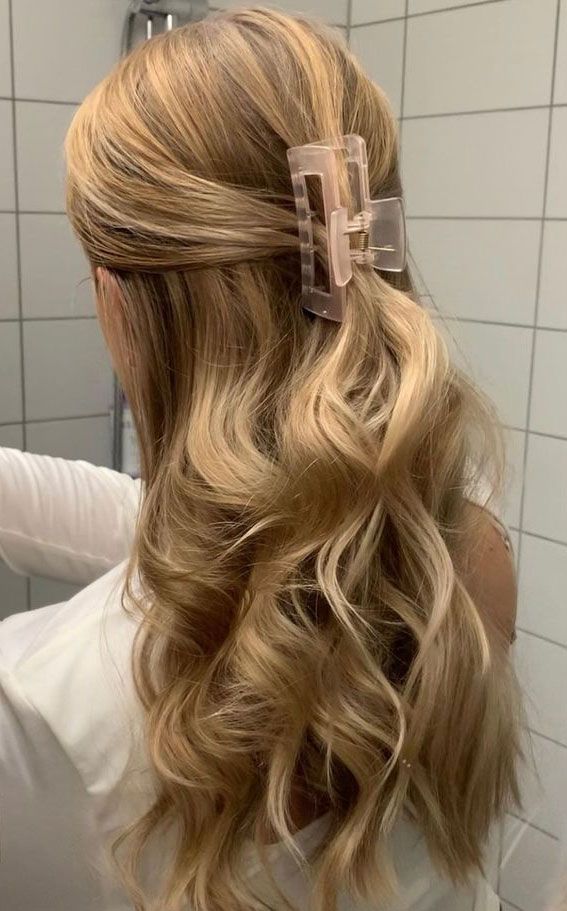 Collarbone Blonde Wavy With Pink Clip — Half Up Claw Clip