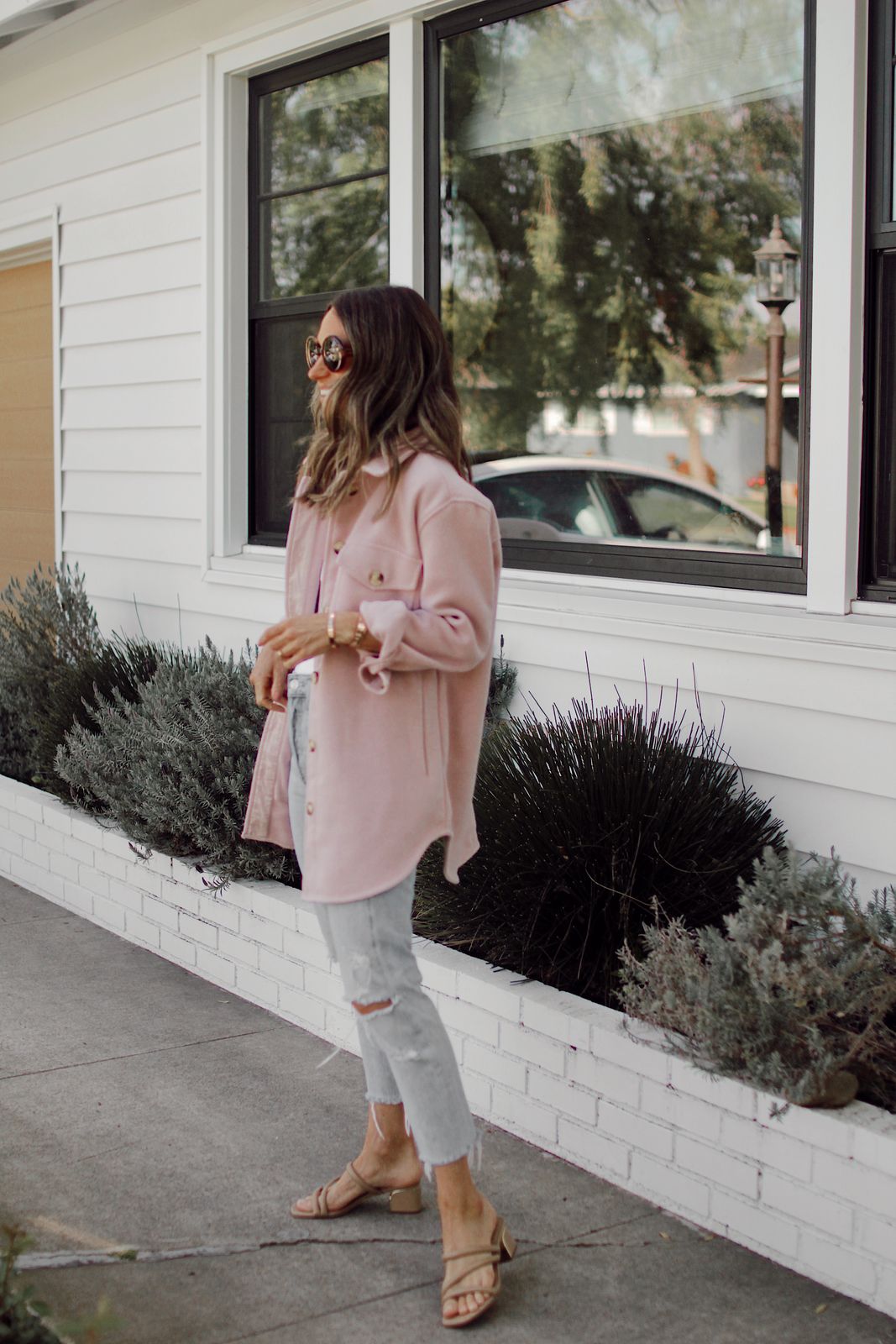 Relaxed Daytime with Oversized Shirt and Tan Block Heels — Block Heels Outfits