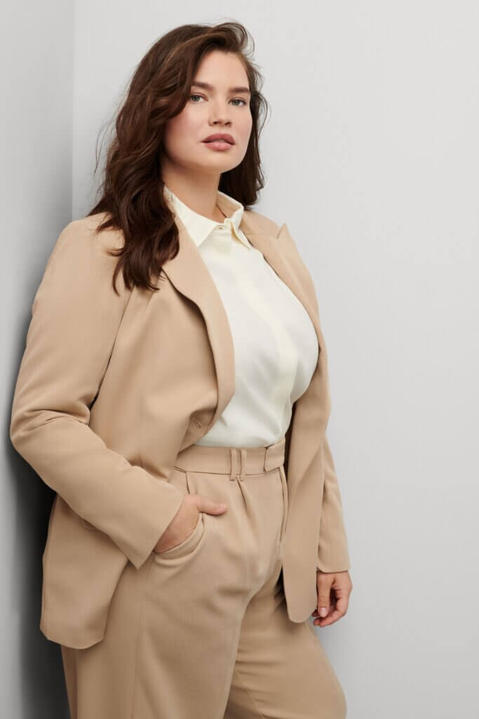 Beige Pantsuit with Cream Collared Shirt for Formal Work Settings Beige Pantsuit with Cream Collared Shirt for Formal Work Settings — Social Worker Outfits