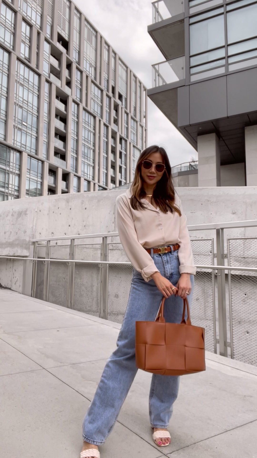 Casual Chic: Wide-Leg Jeans Paired with a Collared Blouse Casual Chic: Wide-Leg Jeans Paired with a Collared Blouse — Jeans Outfits