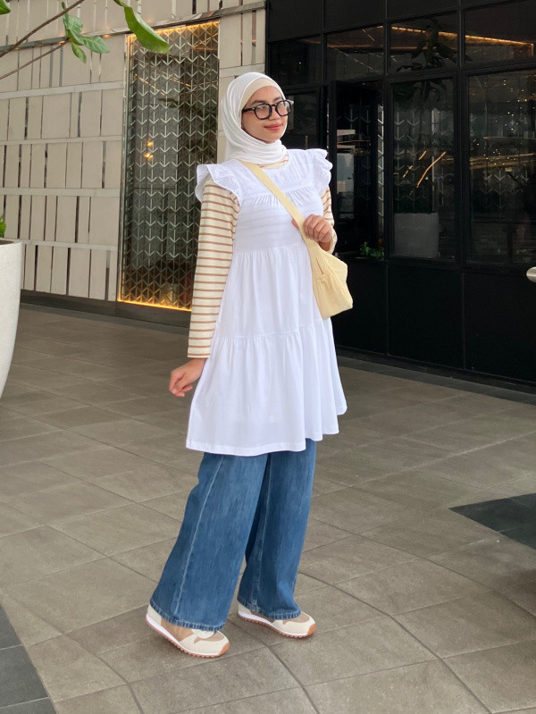 Relaxed Everyday: White Headscarf with Tiered Tunic — Headscarf Outfits