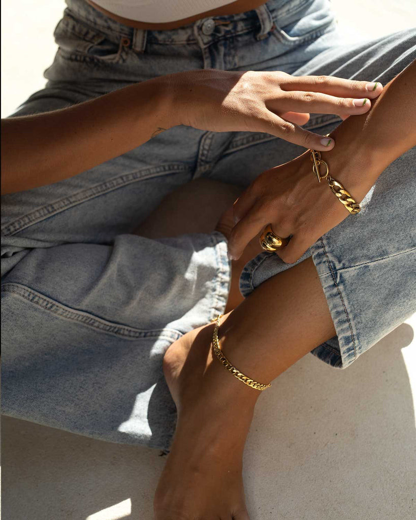 Chunky Gold Chain Anklet with Wide-Leg Jeans Chunky Gold Chain Anklet with Wide-Leg Jeans — Anklets Outfits