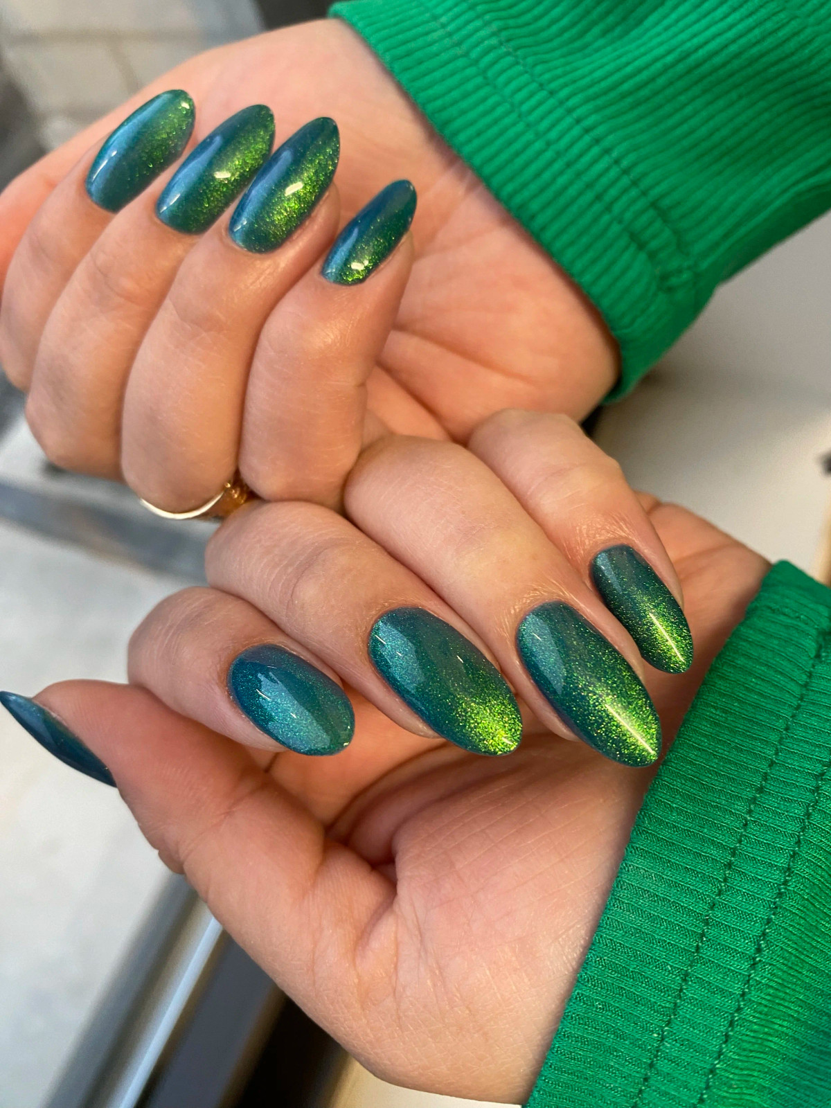 Teal Cat-Eye Shimmer Oval Nails Teal Cat-Eye Shimmer Oval Nails — Hard Gel Nails