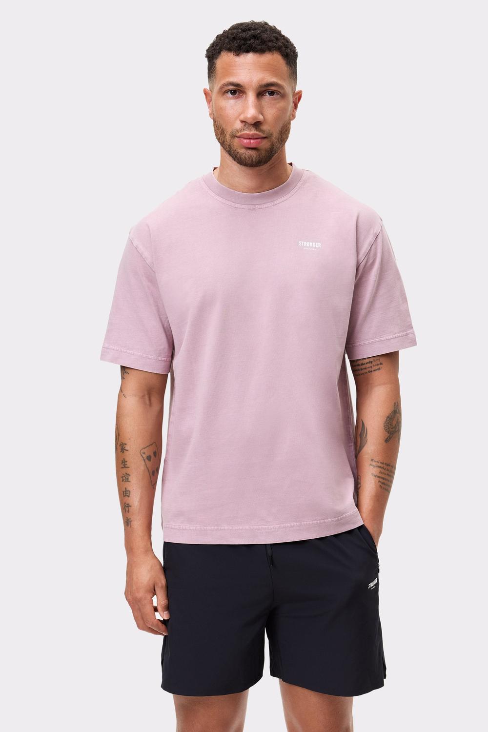 Relaxed Gym Vibe: Pink T-Shirt and Black Cargo Shorts — Mens Gym Outfits