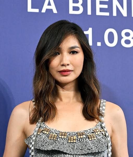 Side-Swept Bangs Visual Idea — Hairstyles for Oval Faces
