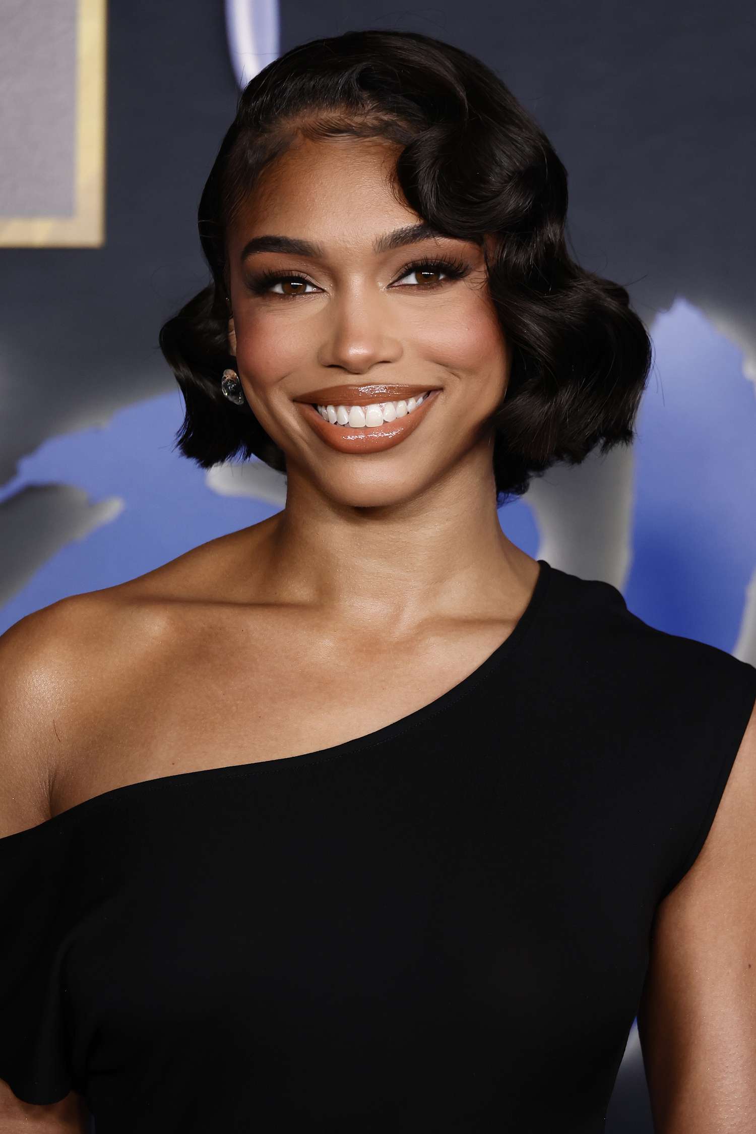 Glossy Finger Waves For A Polished Finish