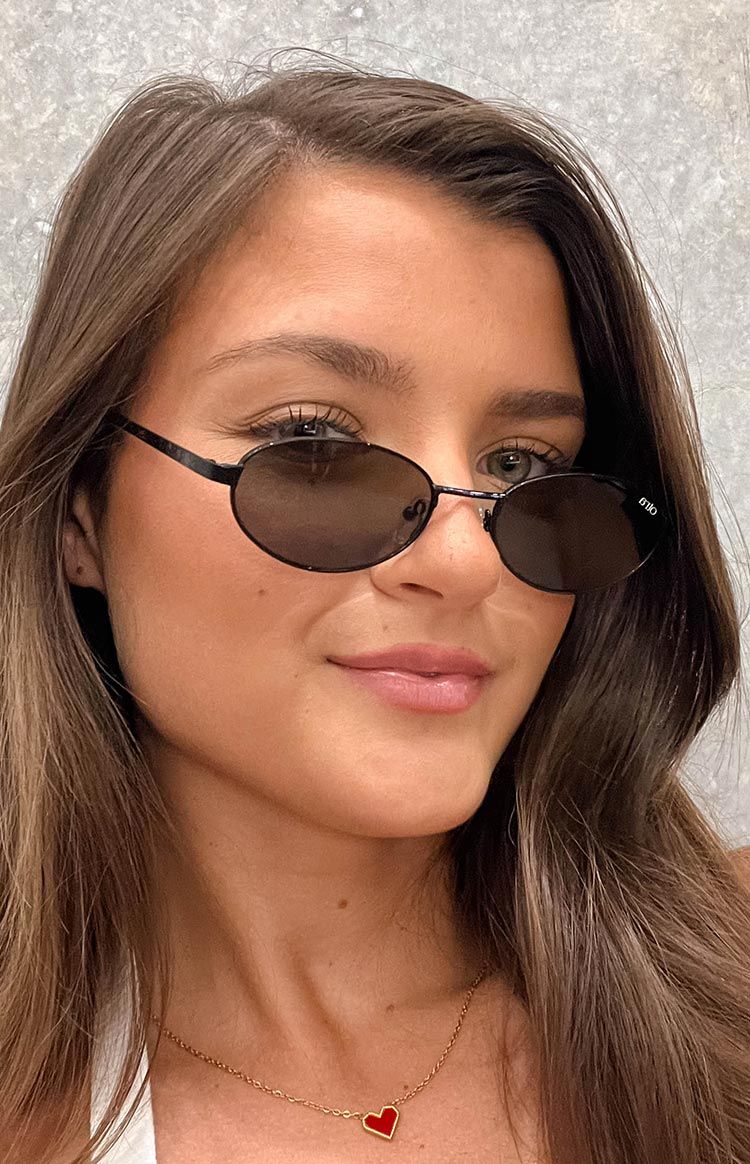 Casual Shiny Black Oval Sunglasses with Red Heart Pendant Necklace — Oval Sunglasses Outfits