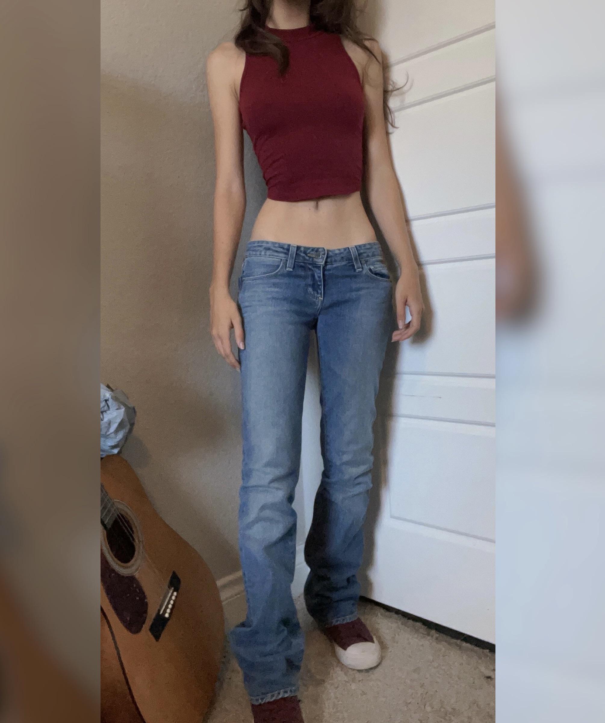 Burgundy Low-Top Sneakers Outfit Idea — Low Rise Jeans Outfits