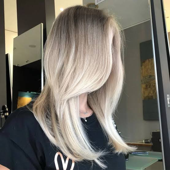 Collarbone Ash Blonde With Seamless Balayage Collarbone Ash Blonde With Seamless Balayage